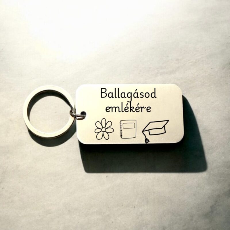 Gravírozott fém kulcstartó személyes üzenettel.