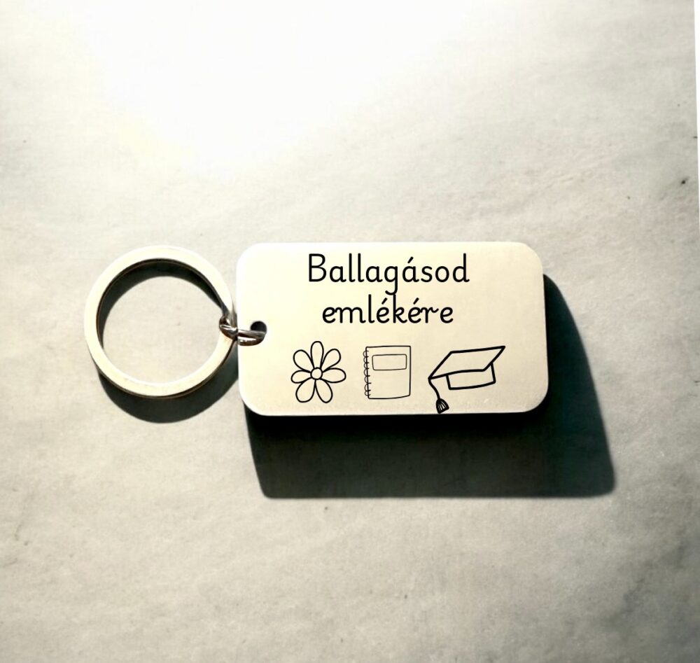 Gravírozott fém kulcstartó személyes üzenettel.